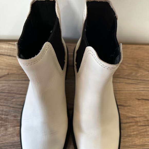UGG Ashton Chelsea Boots - Picture 6 of 6